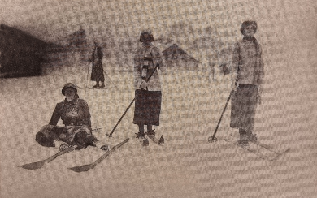 Lady skiers from the 1900s