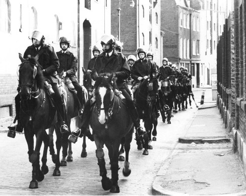 Mounted Police in Wapping 1986  Nic Oatridge 2019